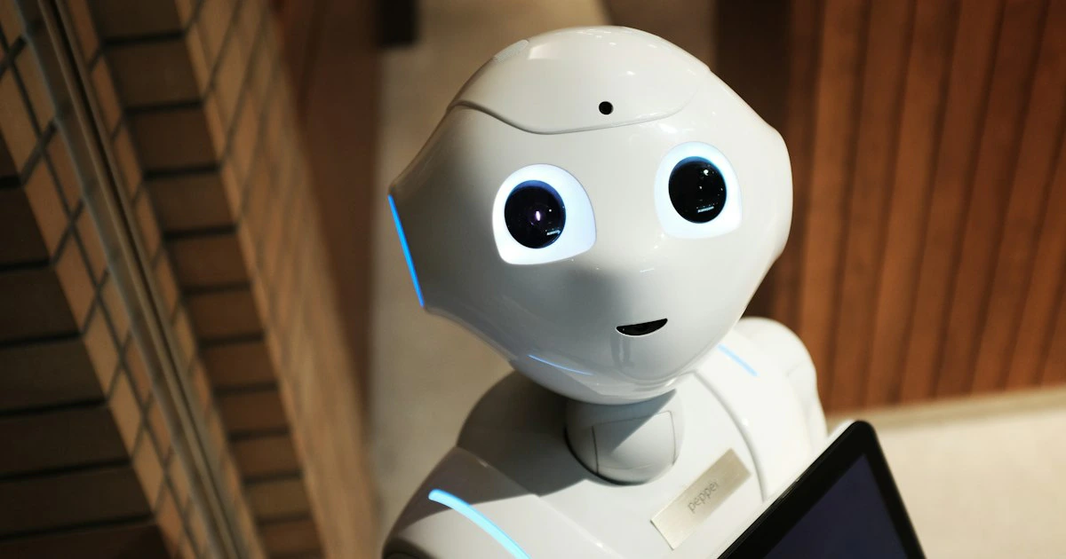 A friendly white robot representing a conversational AI assistant reading and summarizing web content