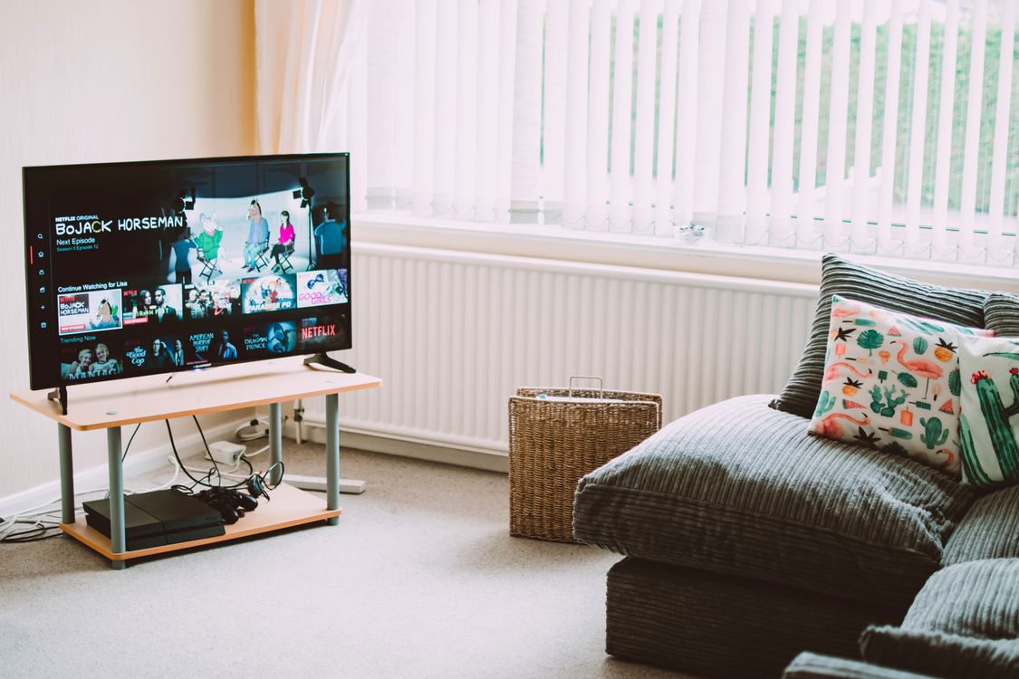 Modernes Wohnzimmer mit eingeschaltetem Smart-TV