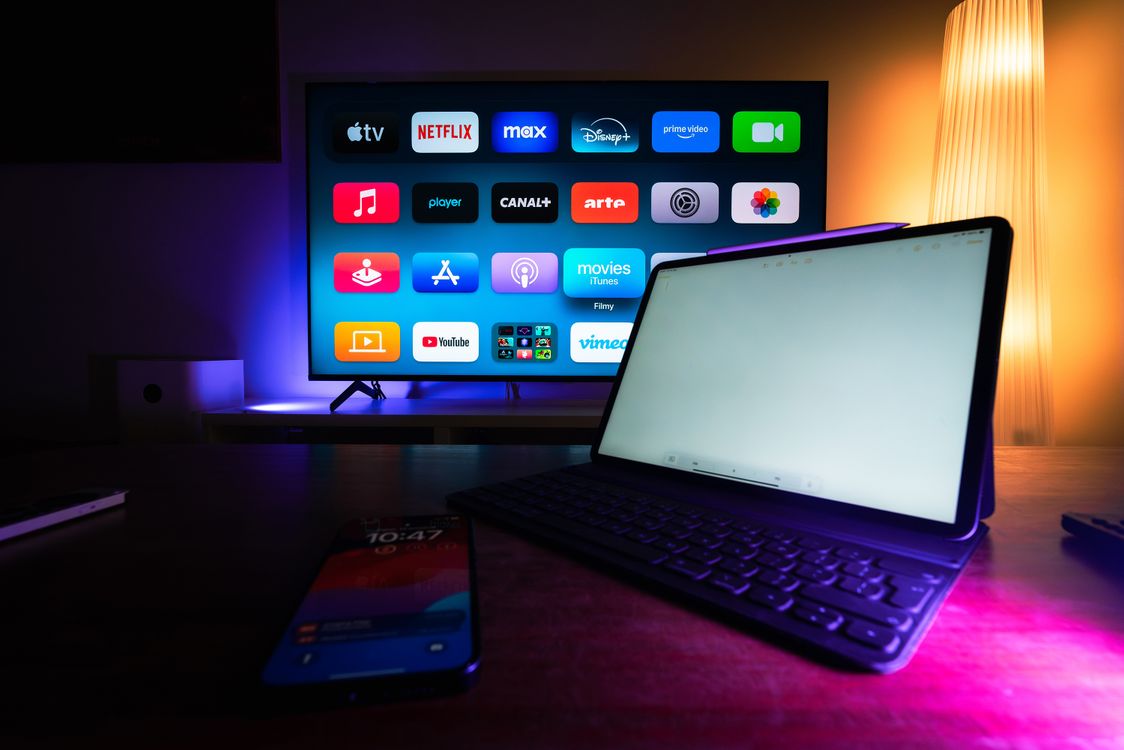 Smart-Home-Setup mit Streaming-Apps auf dem Fernseher