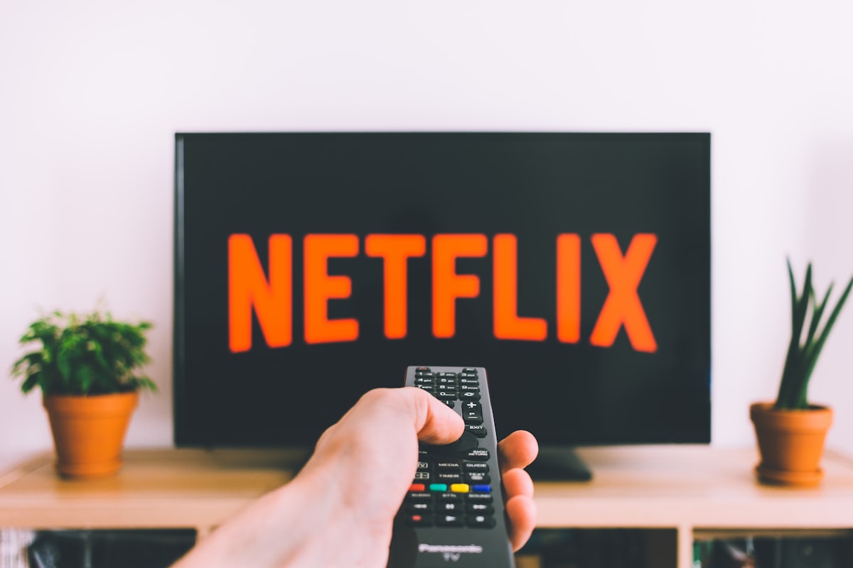 Modernes Wohnzimmer mit Flachbildfernseher und Entertainment-Setup
