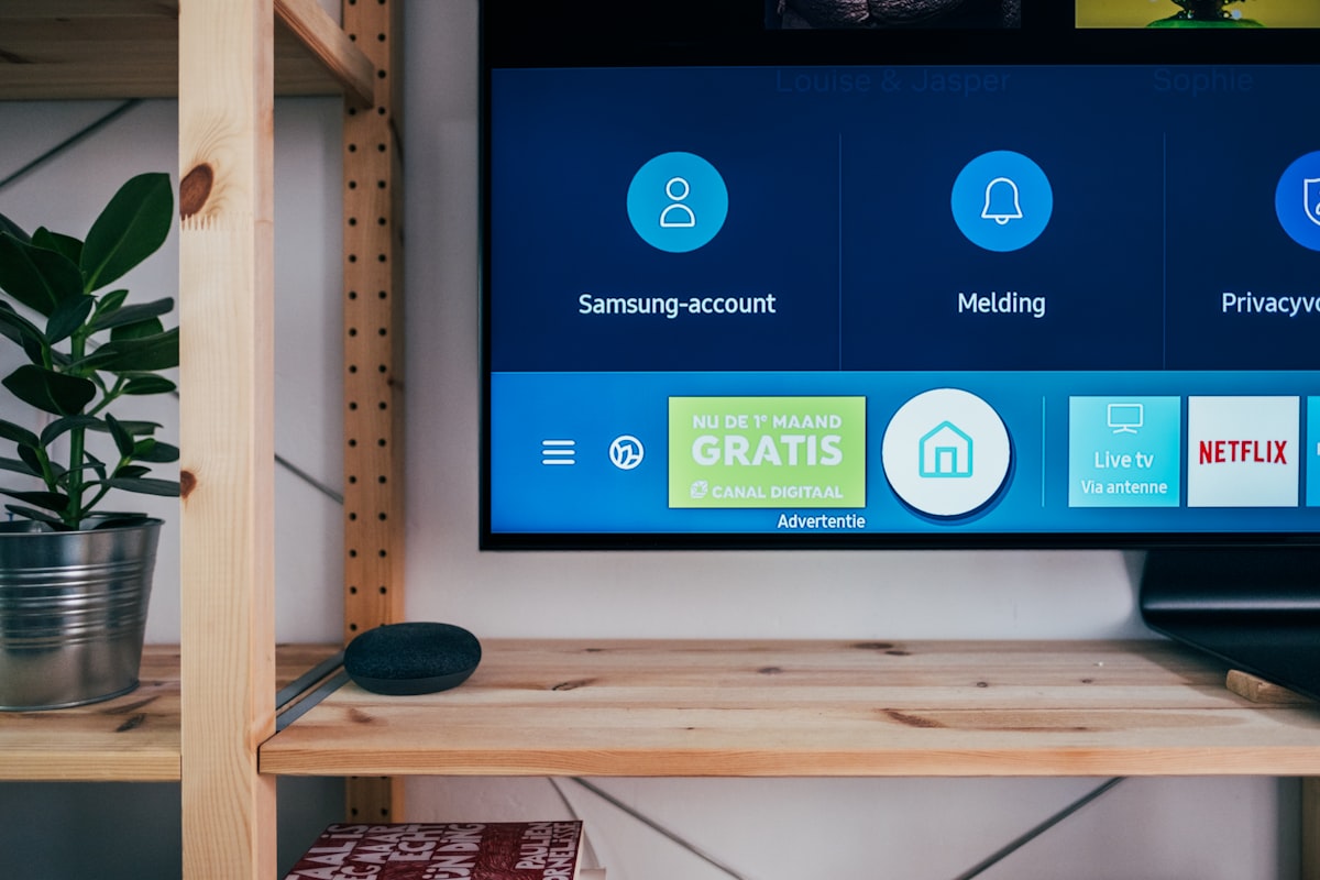 Smart-TV an der Wohnzimmerwand mit Streaming-Oberfläche auf dem Bildschirm