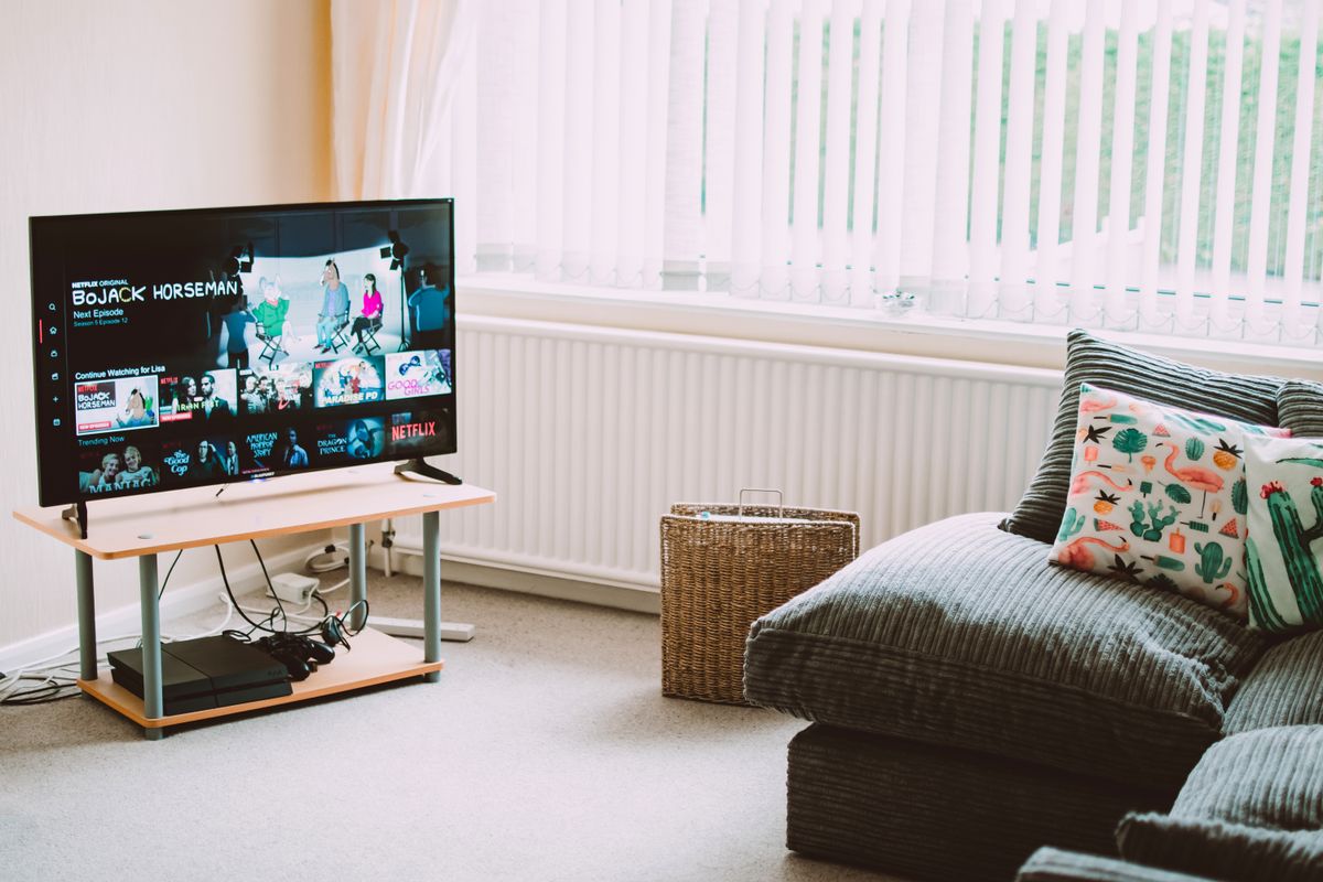 Moderner Smart-TV im Wohnzimmer zeigt Streaming-Inhalte in hoher Auflösung