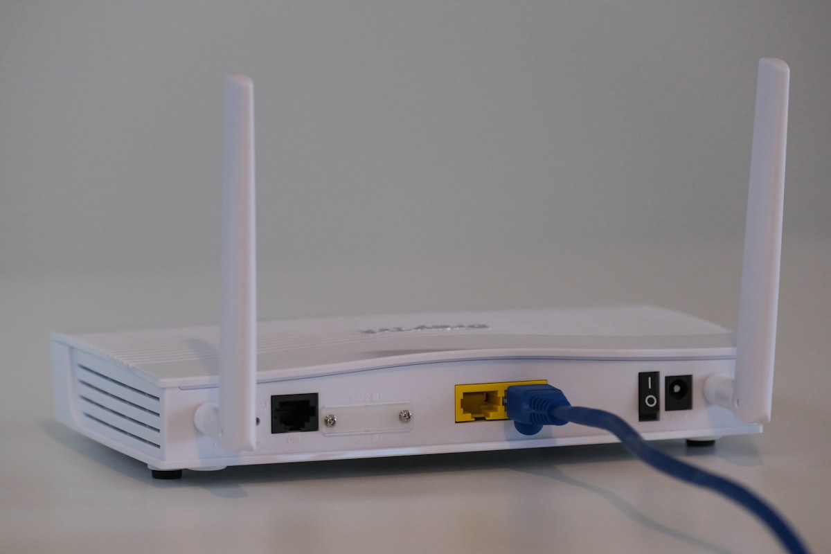 Weißer WLAN-Router mit Antennen für das Heimnetzwerk