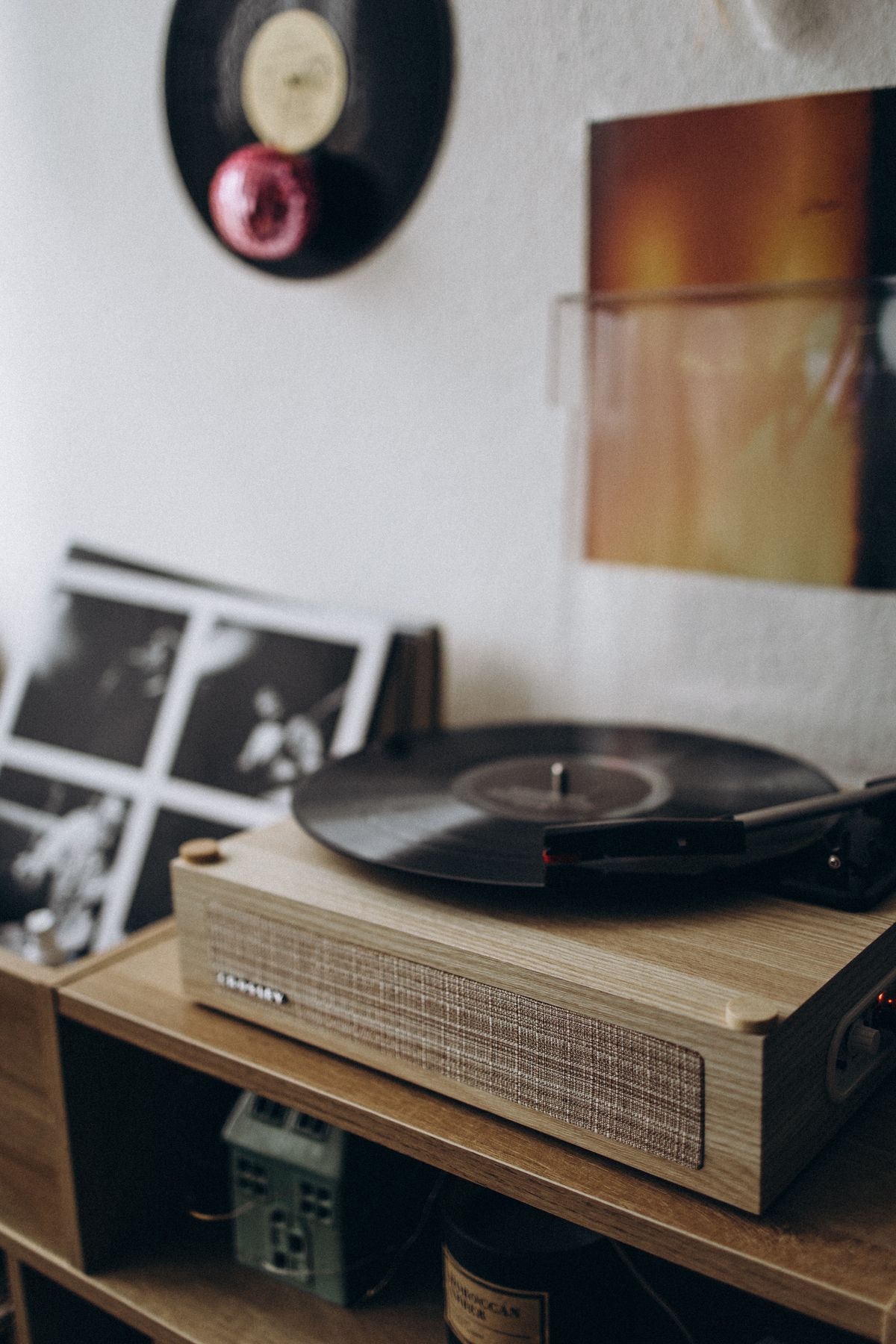 Sistema de alta fidelidad con tornamesa vintage y discos de vinilo en una sala acogedora