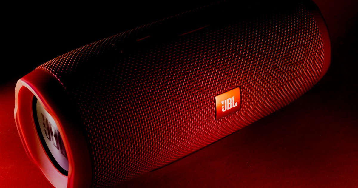 Equipo de audio de alta fidelidad en un ambiente cálido y tenue