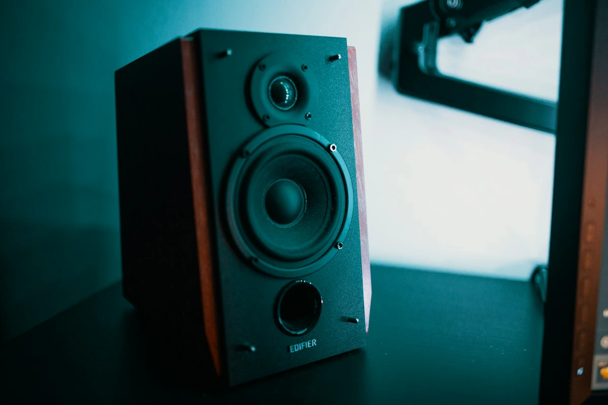 Sistema de audio hi-fi con amplificador y parlantes en estantería de madera
