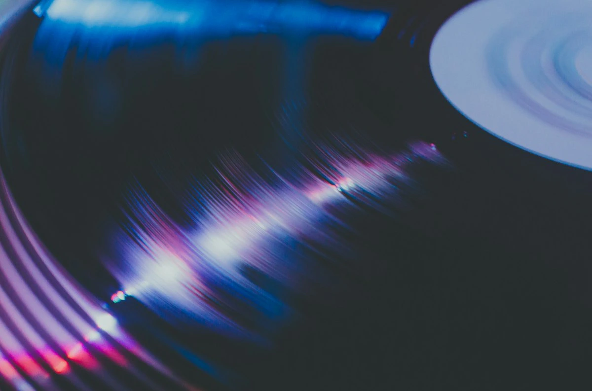 Disco de vinilo girando en un tocadiscos dentro de una sala de escucha