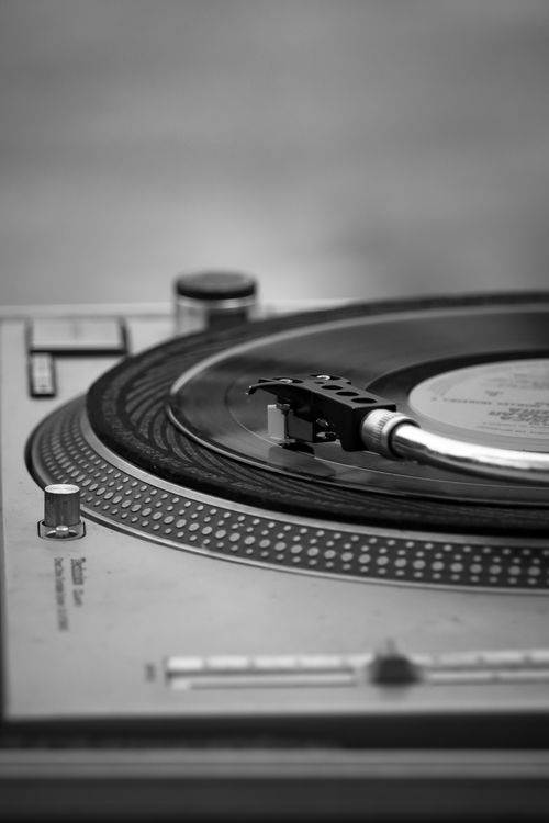 Primer plano de la aguja sobre un disco de vinilo