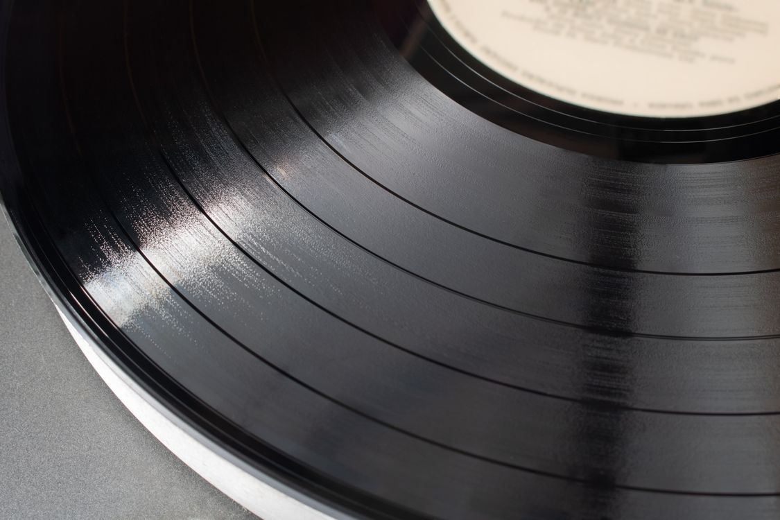 Detalle de los surcos de un disco LP en una tornamesa