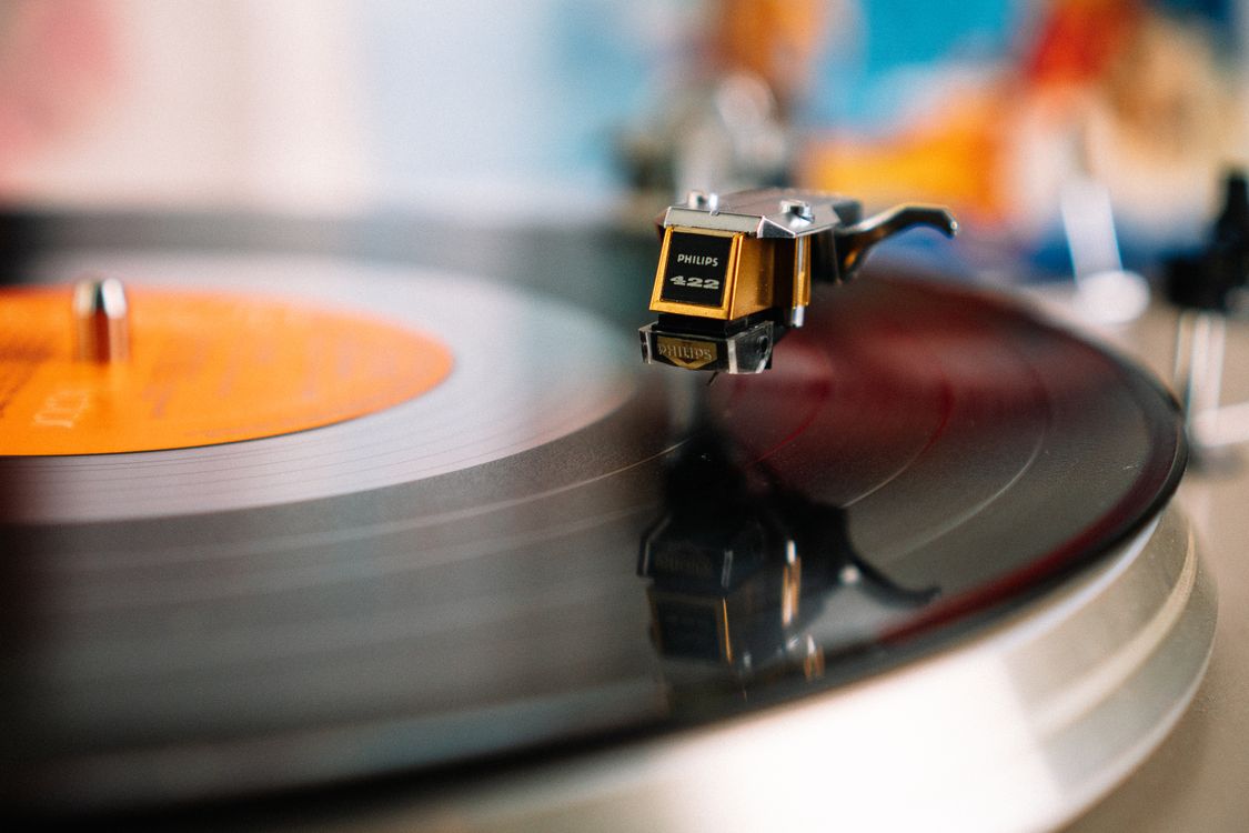 Tornamesa retro reproduciendo un disco de vinilo en una sala de estar