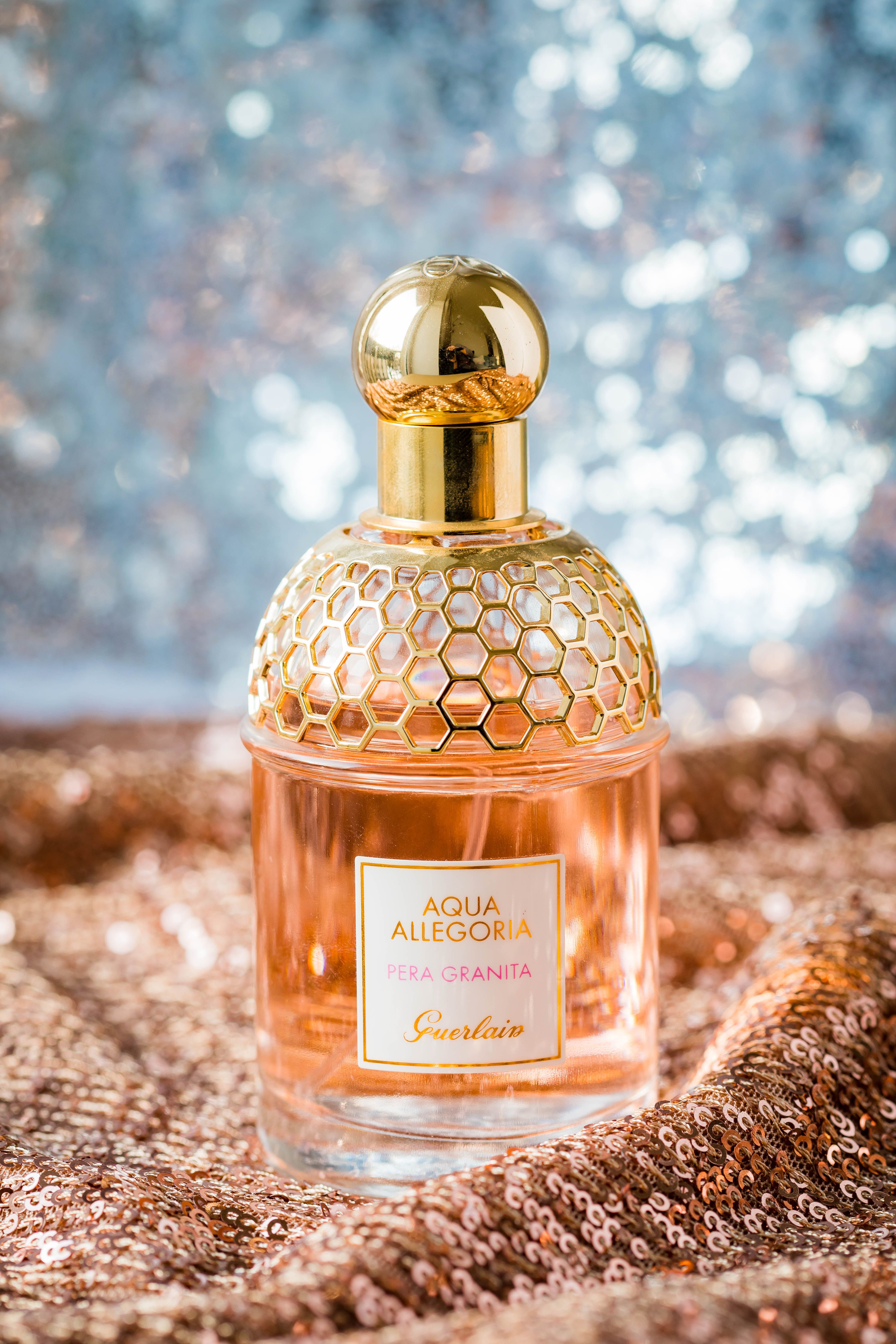Flacon de parfum homme élégant sur fond sombre