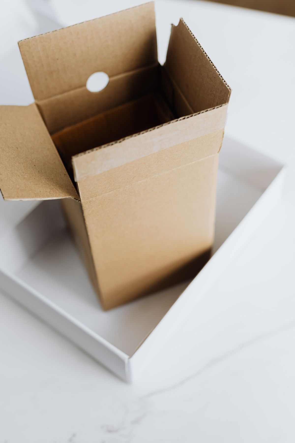 Boîtes en carton empilées, image de l'emballage soigné des commandes