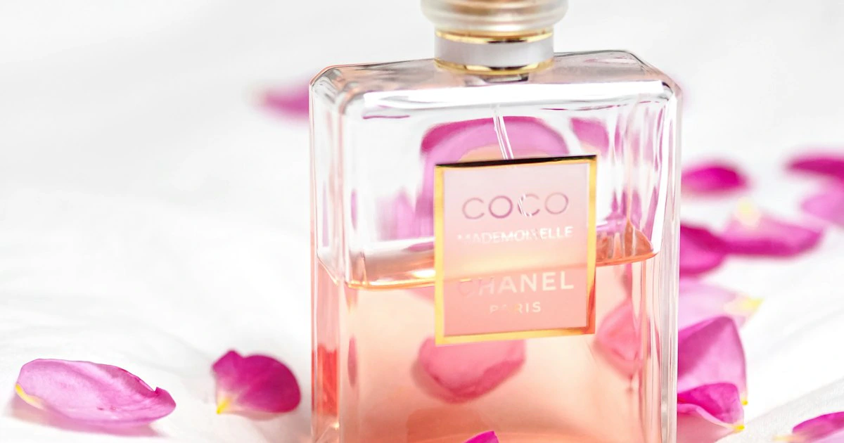 Flacon de parfum élégant sur fond clair, ambiance estivale raffinée