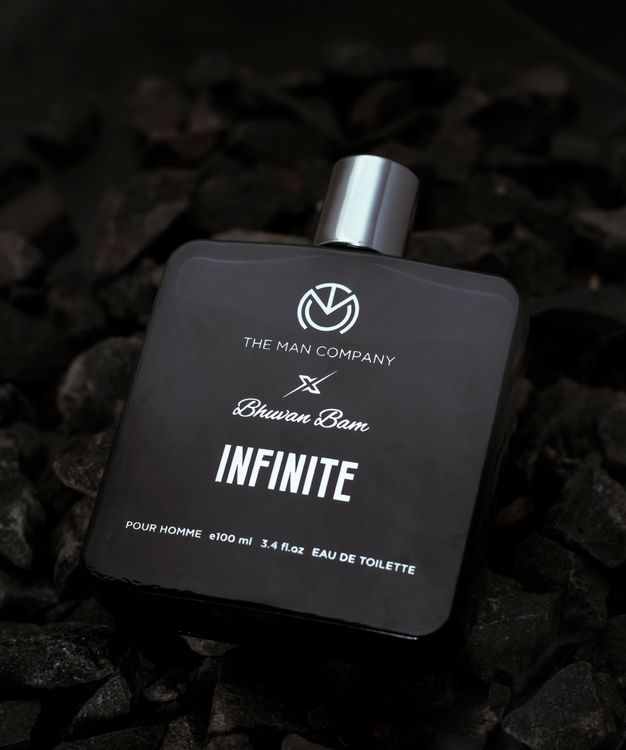 Flacon de parfum noir pour homme sur fond sombre élégant