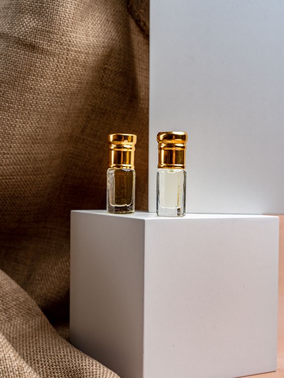 Deux flacons de parfum oriental aux bouchons dorés évoquant le luxe