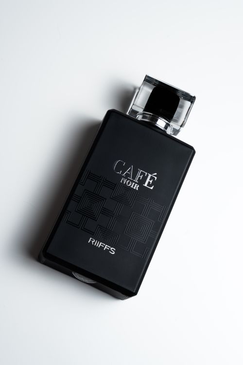 Flacon de parfum de luxe oriental sur fond noir élégant