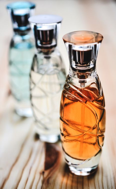 Trois flacons de parfum élégants en verre transparent