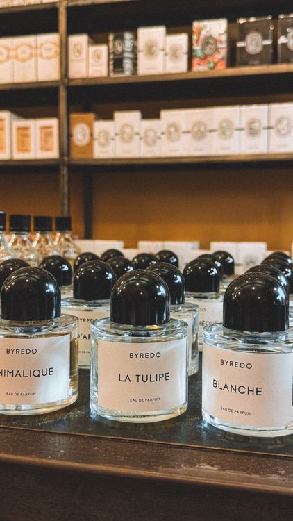Collection de parfums exposée dans une boutique haut de gamme