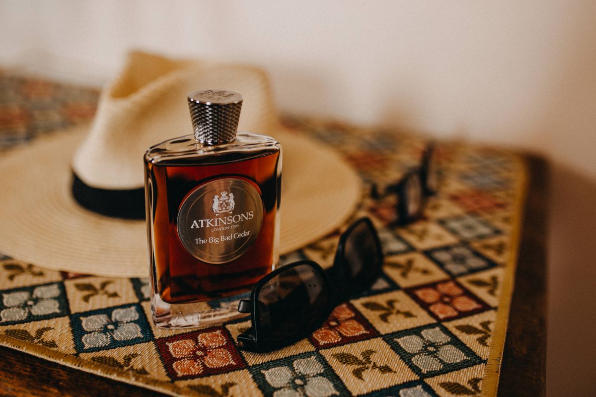 Flacon de parfum avec chapeau et accessoires, parfum comme accessoire de style