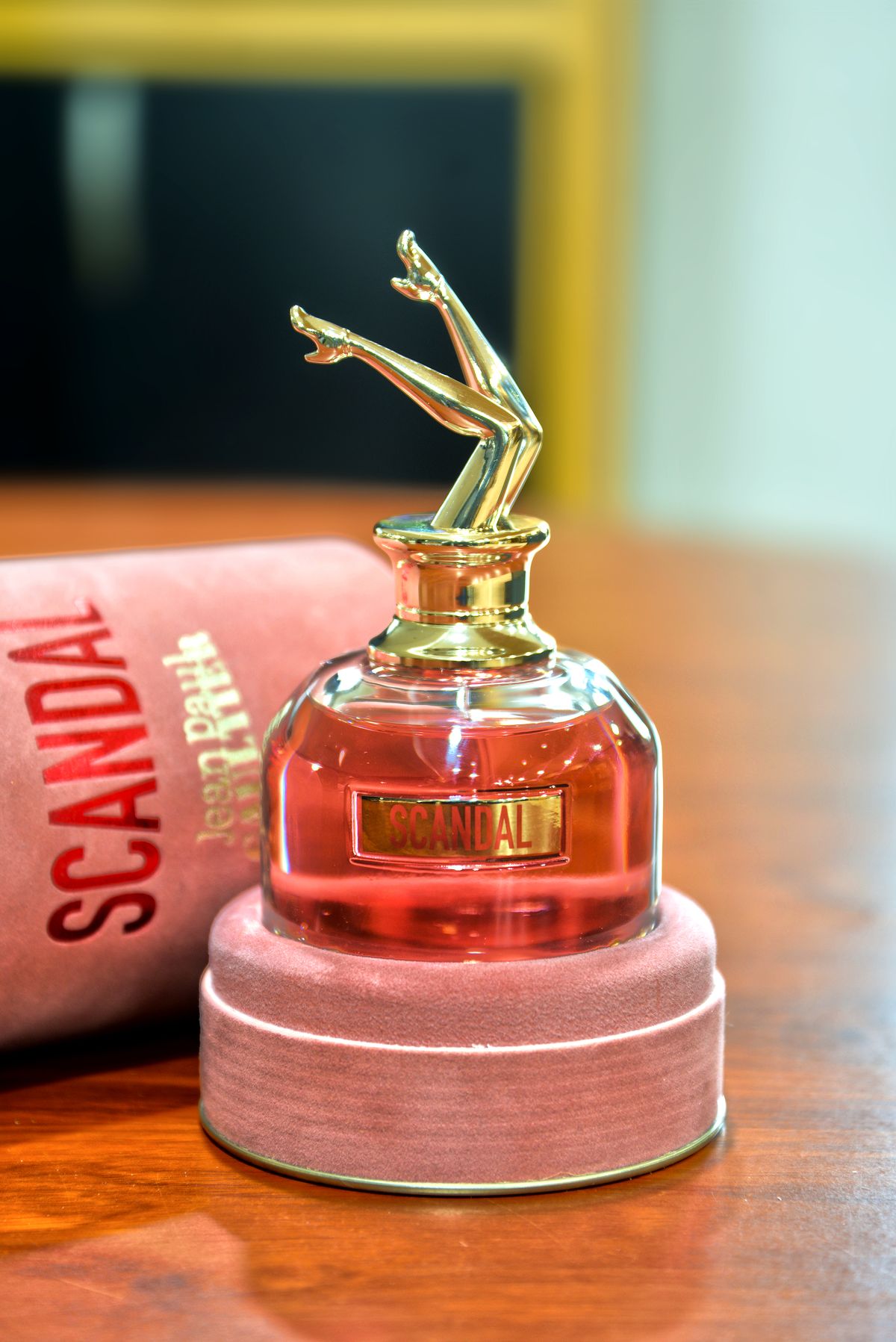 Flacon de parfum oriental doré sur table en bois, ambiance luxe marocaine
