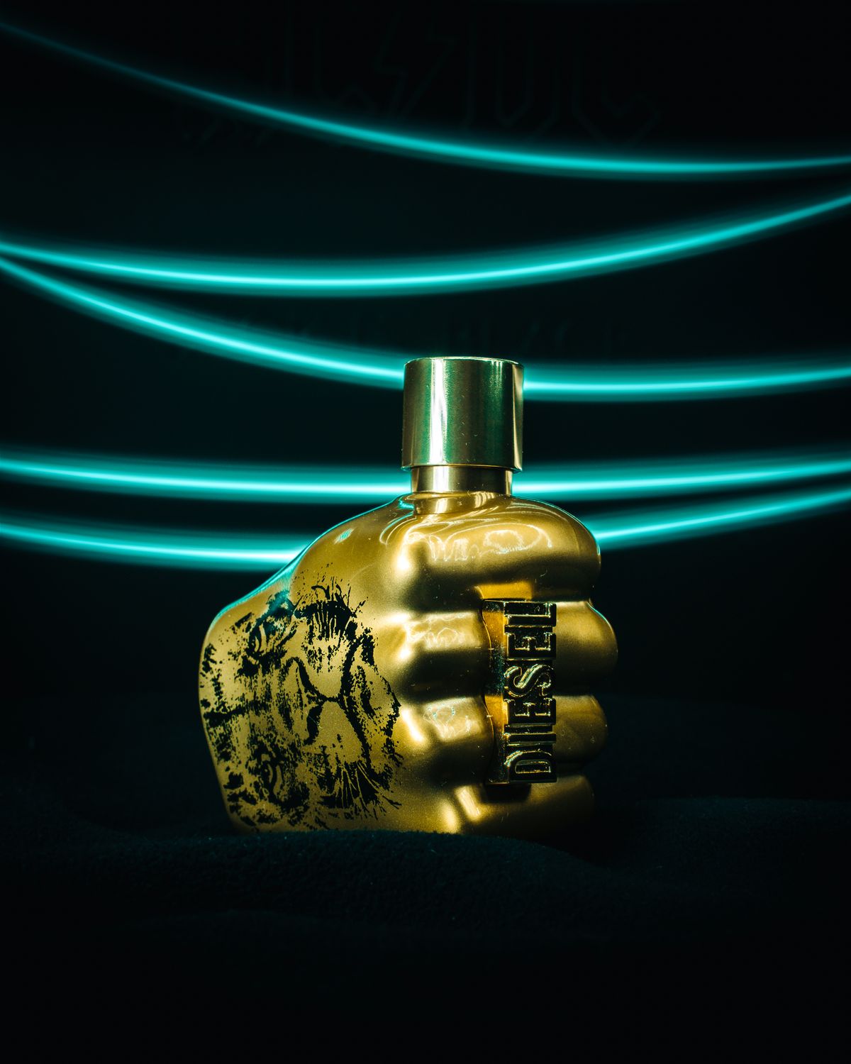 Flacon de parfum doré élégant sur fond noir avec reflets lumineux