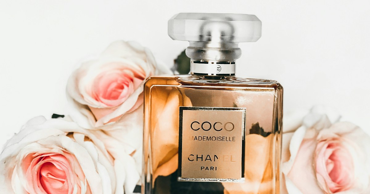 Flacon de parfum de luxe en gros plan avec un jus ambré