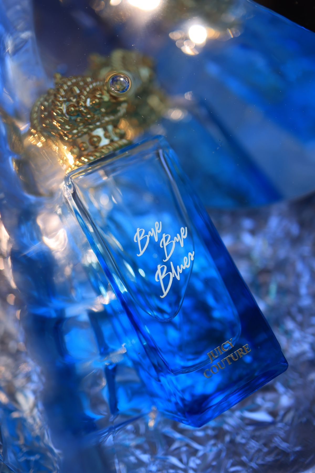 Flacon de parfum bleu et or, esthétique luxueuse orientale