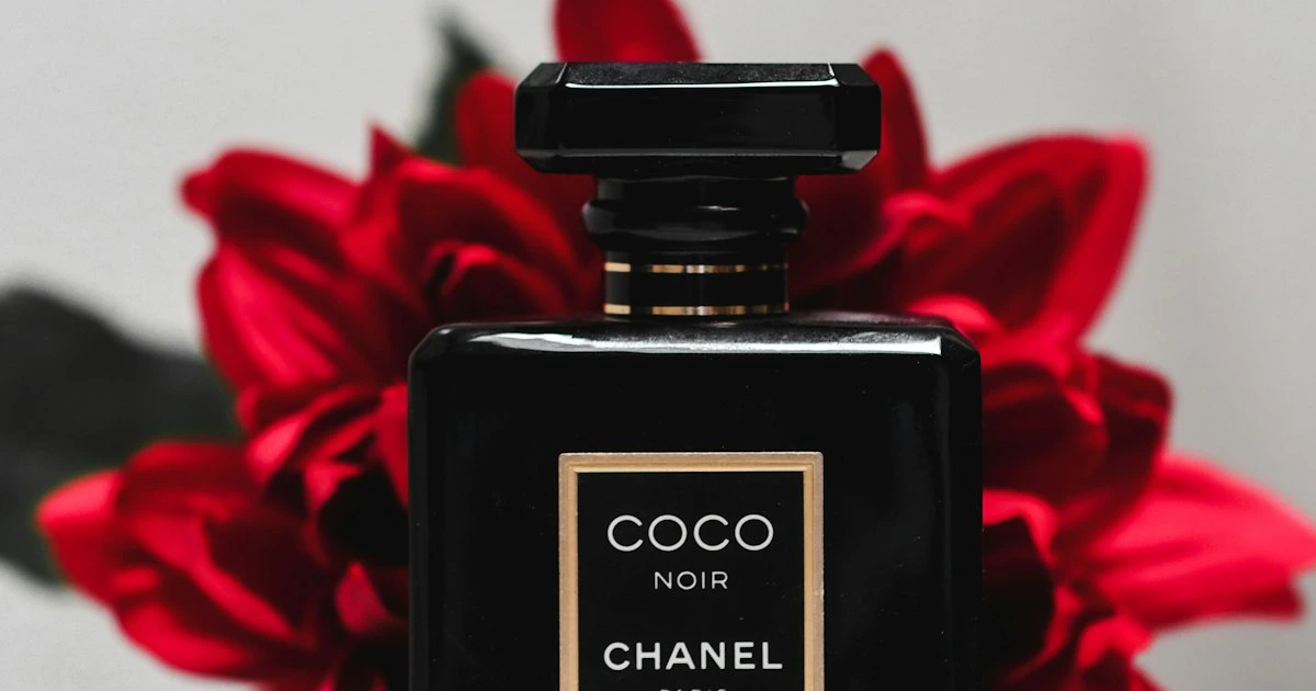 Flacon de parfum aux tonalités chaudes évoquant une fragrance orientale