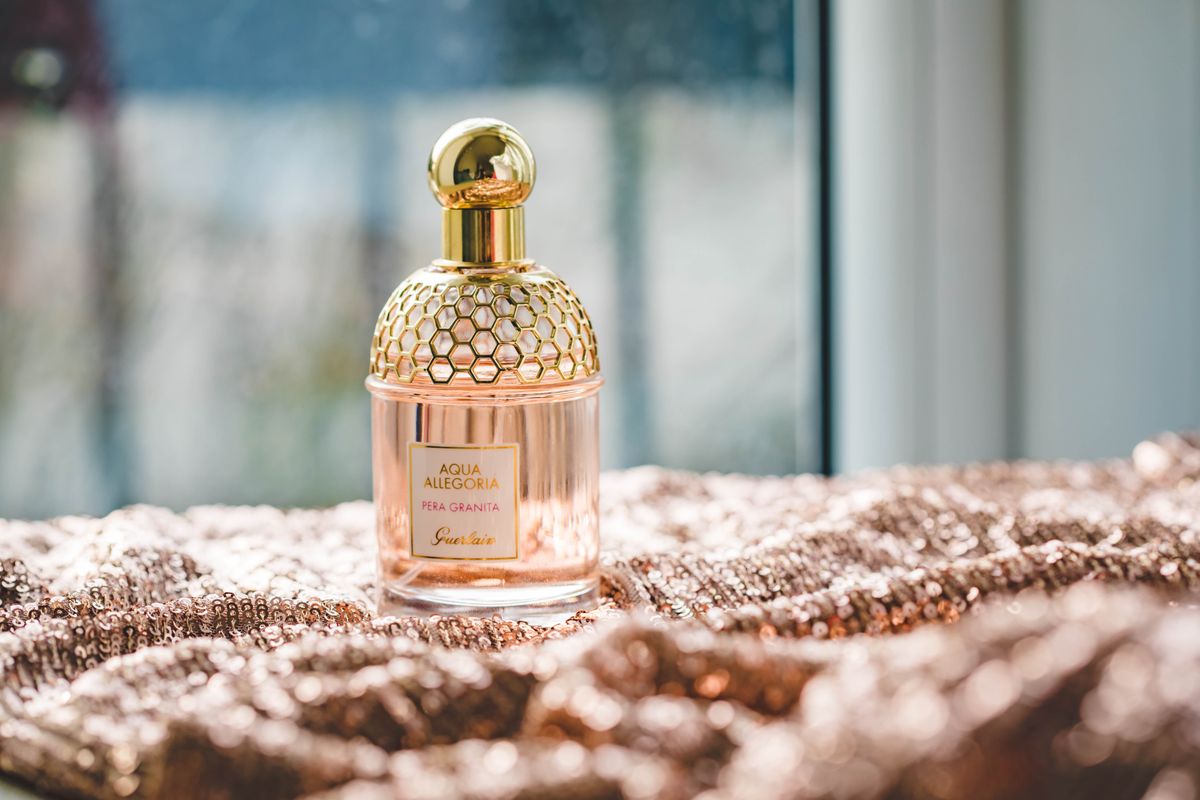 Flacon de parfum doré élégant pour choisir sa signature olfactive