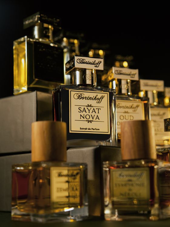 Flacons de parfums de luxe disposés sur un fond noir élégant