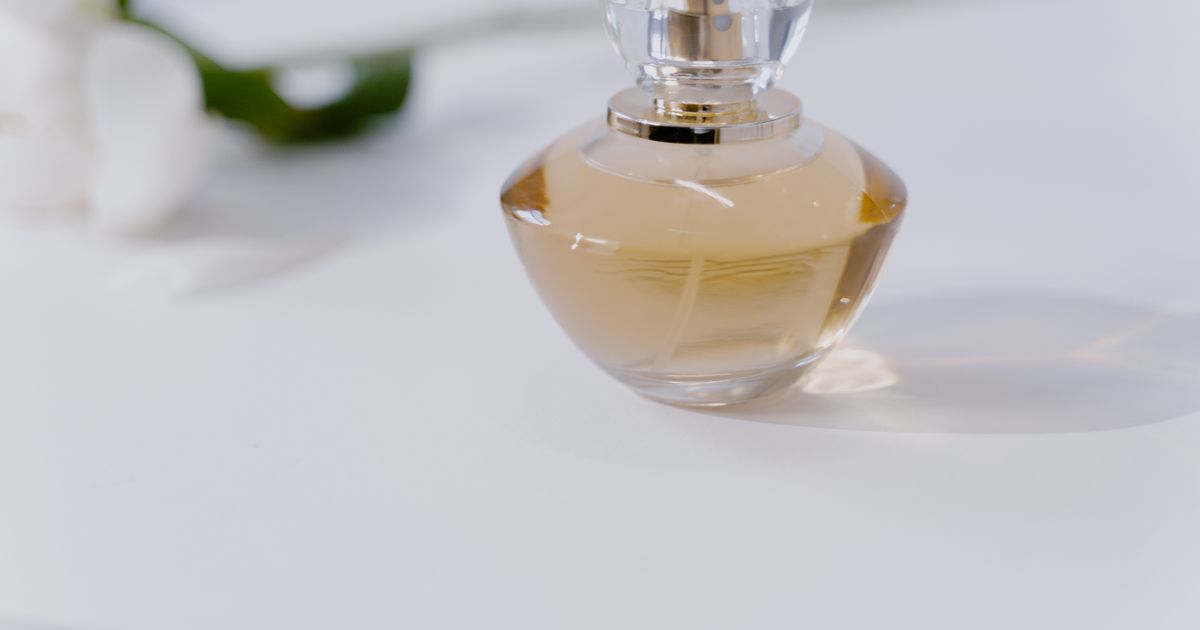 Flacon de parfum en verre posé sur une table minimaliste