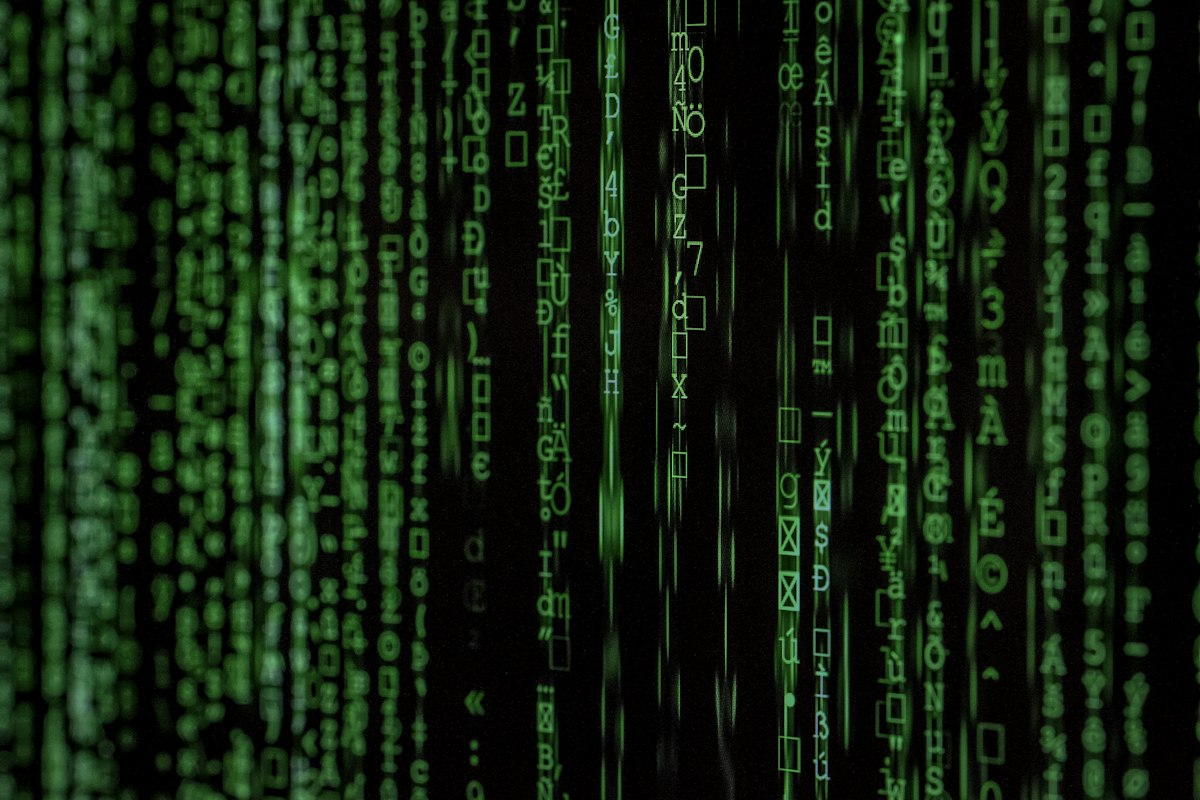 Flujos de código digital que evocan la idea de una realidad simulada