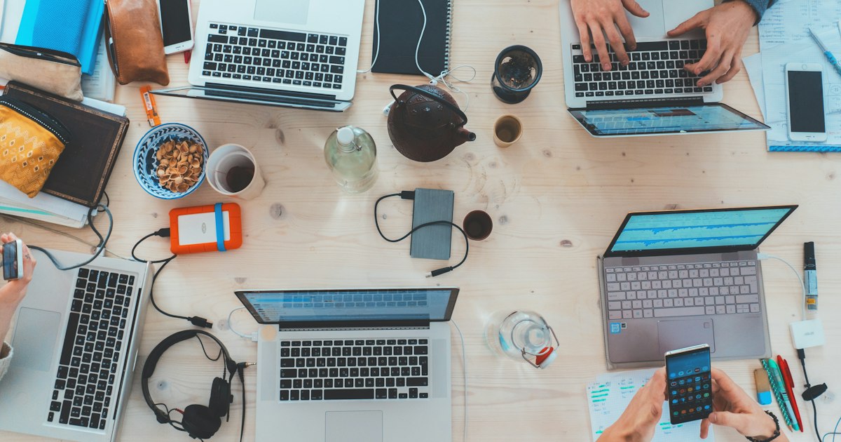 Equipo de una startup trabajando con laptops en una oficina moderna