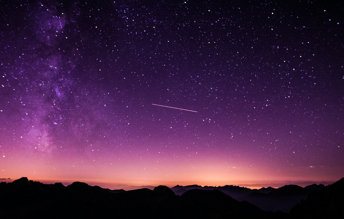Campo de estrellas de la Vía Láctea con polvo cósmico y nebulosas