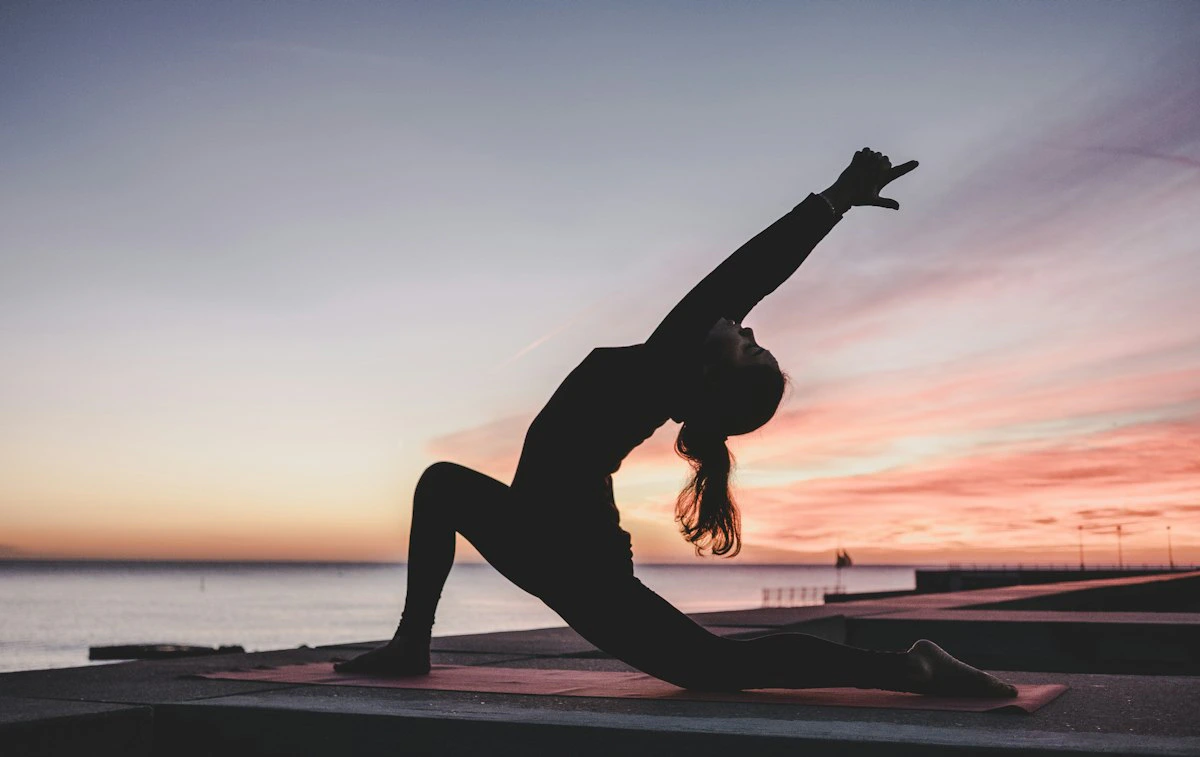 Detalle de manos en posición relajada durante una sesión de meditación