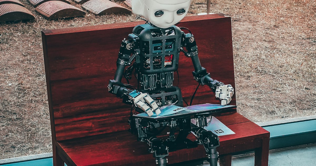 Mano robótica y mano humana acercándose, representando la colaboración entre humanos y máquinas