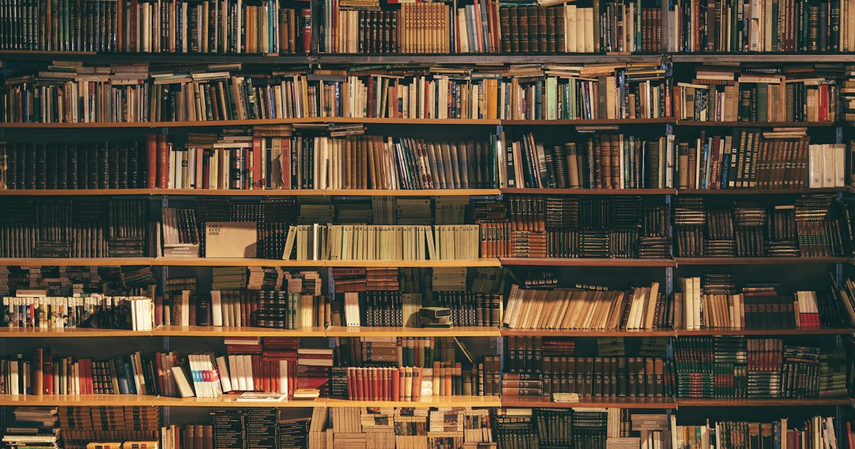 Estantes de biblioteca con libros antiguos y clásicos de literatura universal