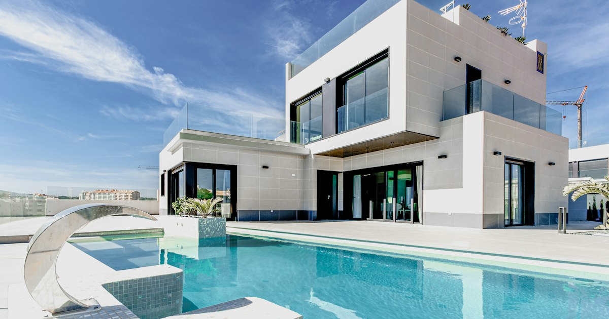 Casa moderna de alto padrão com fachada contemporânea