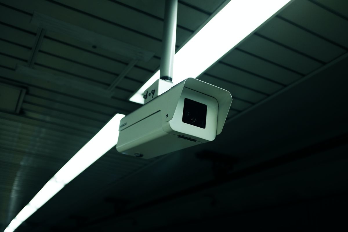 Câmera de segurança CCTV instalada em condomínio fechado