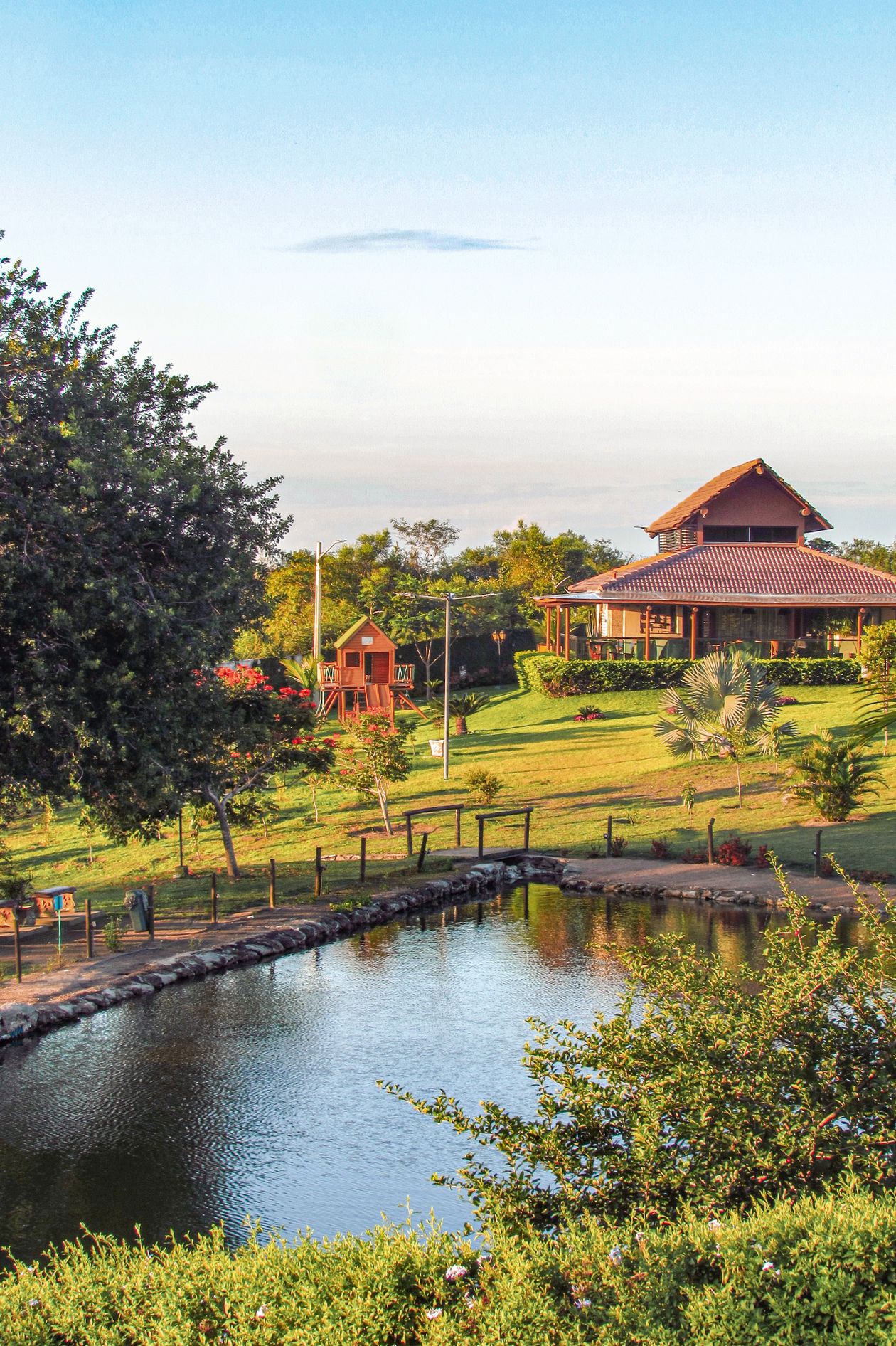 Paisagem rural brasileira com lago e vegetação, representando um imóvel rural a ser avaliado