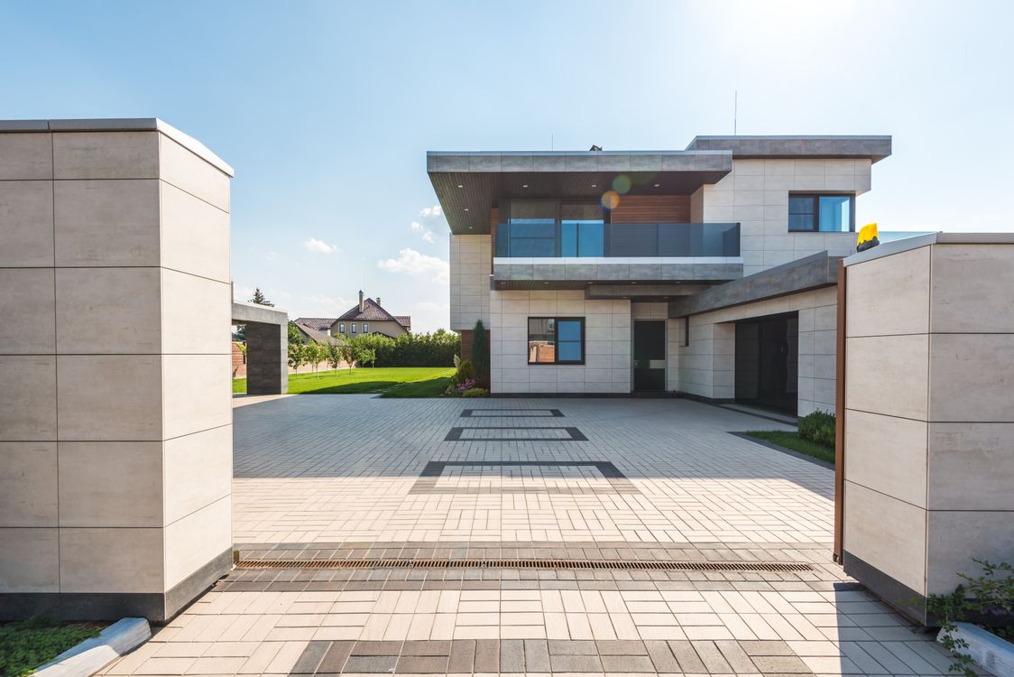 Casa moderna de dois andares com garagem ampla e jardim bem cuidado