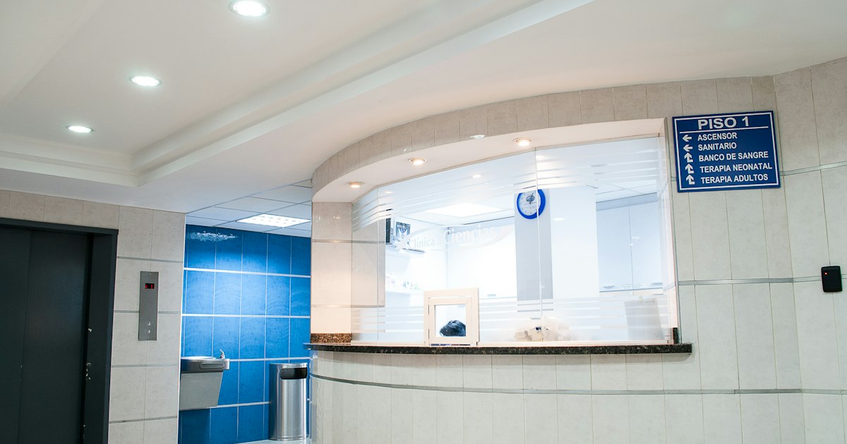 Pasillo de hospital con puertas automáticas que permiten el acceso sin contacto