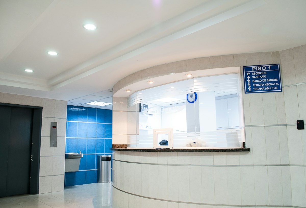 Pasillo de hospital con señalización y puertas de acceso