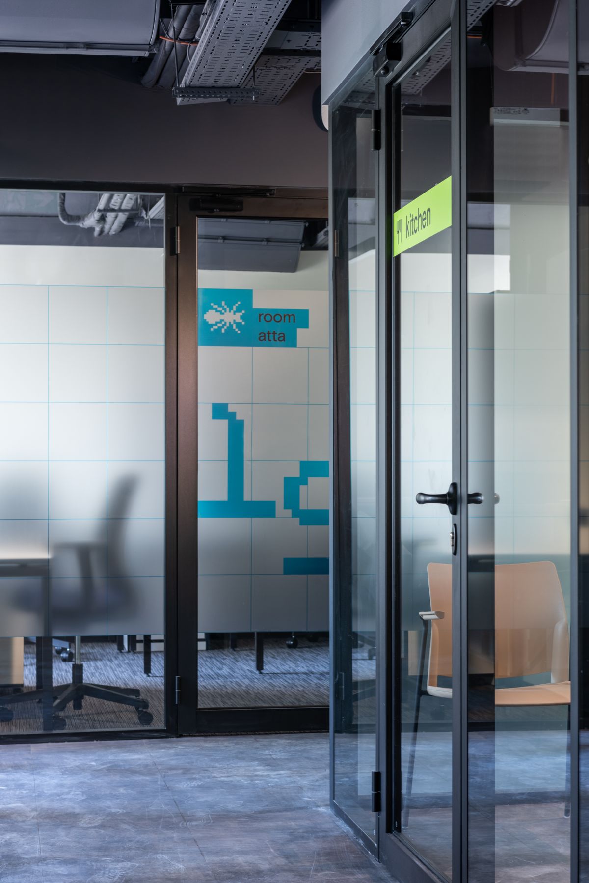 Interior de centro de oficinas con puertas de cristal modernas