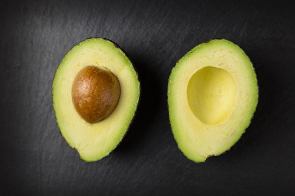 Aguacate maduro cortado mostrando su pulpa cremosa