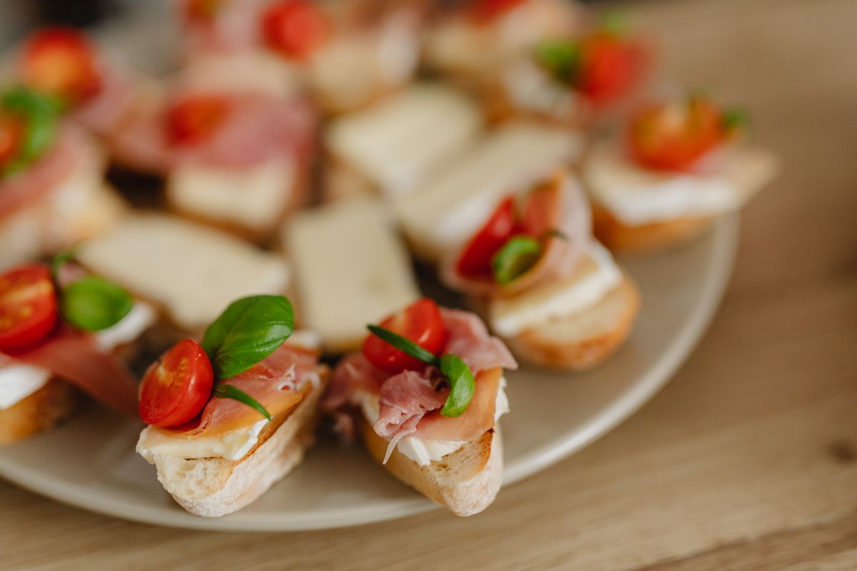 Bandeja de bruschettas y canapés para una reunión