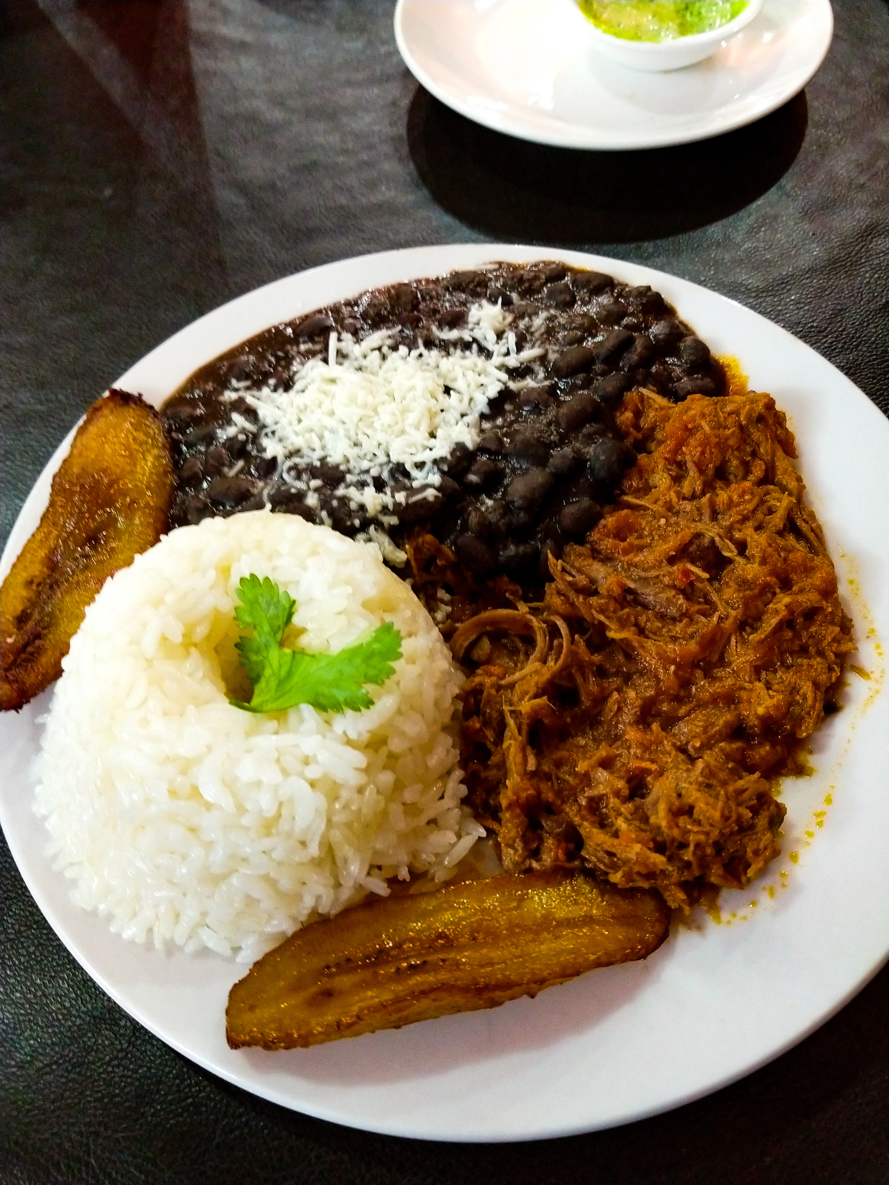 Primer plano de caraotas negras venezolanas cocidas con sofrito