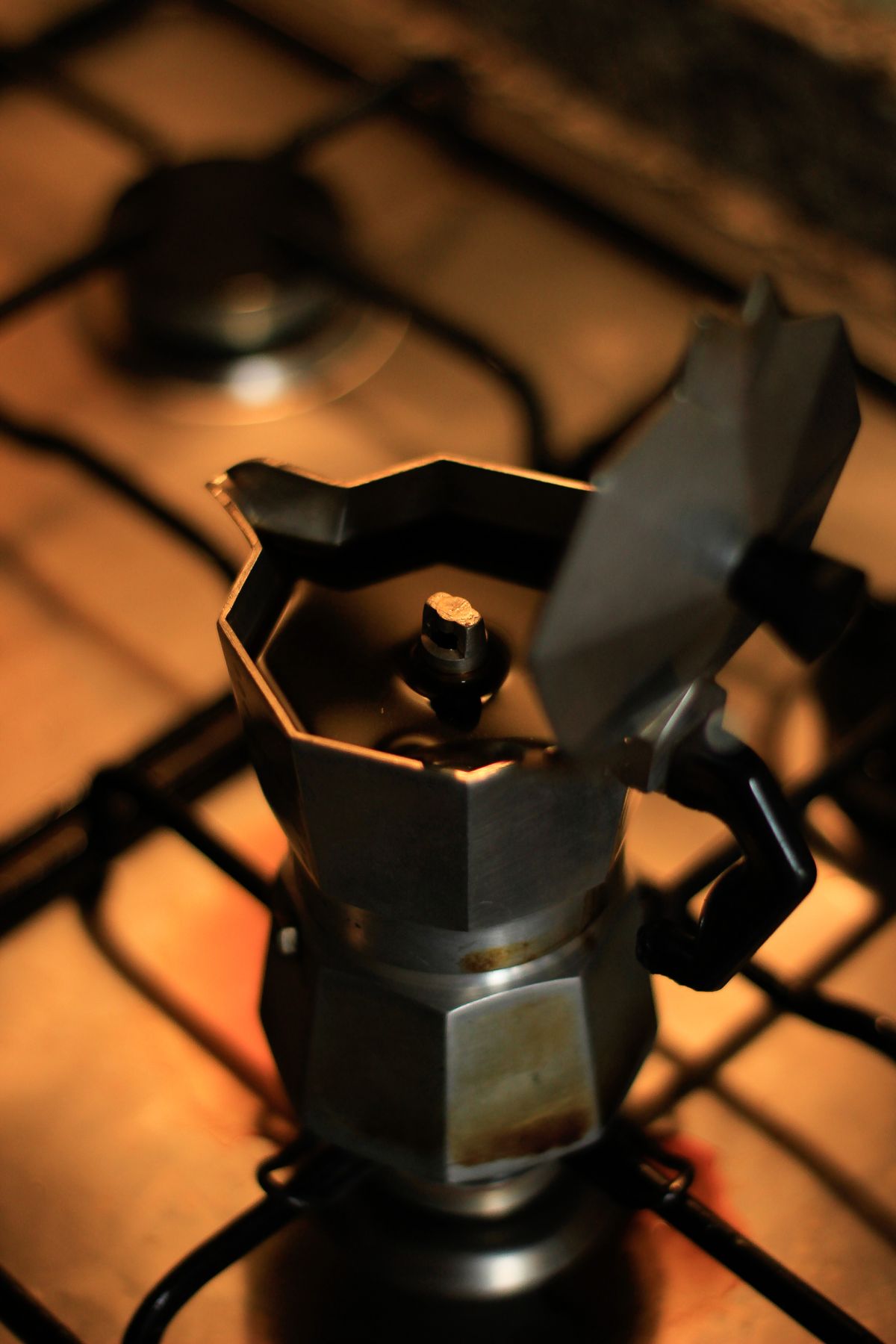 Greca o cafetera moka de acero sobre la estufa