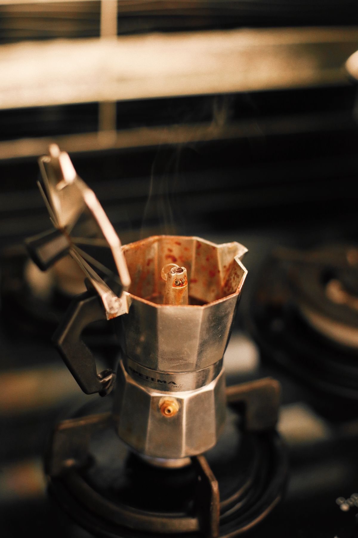 Cafetera moka italiana preparando café en la estufa
