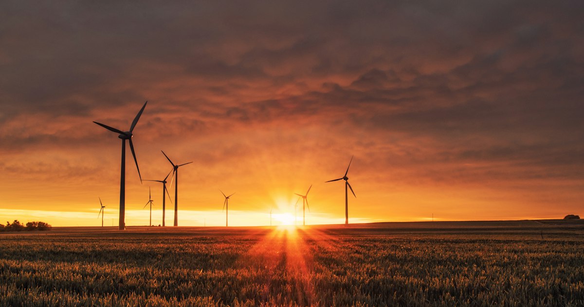 Parc eolian onshore cu turbine la amurg, context tipic pentru tehnicienii certificați GWO